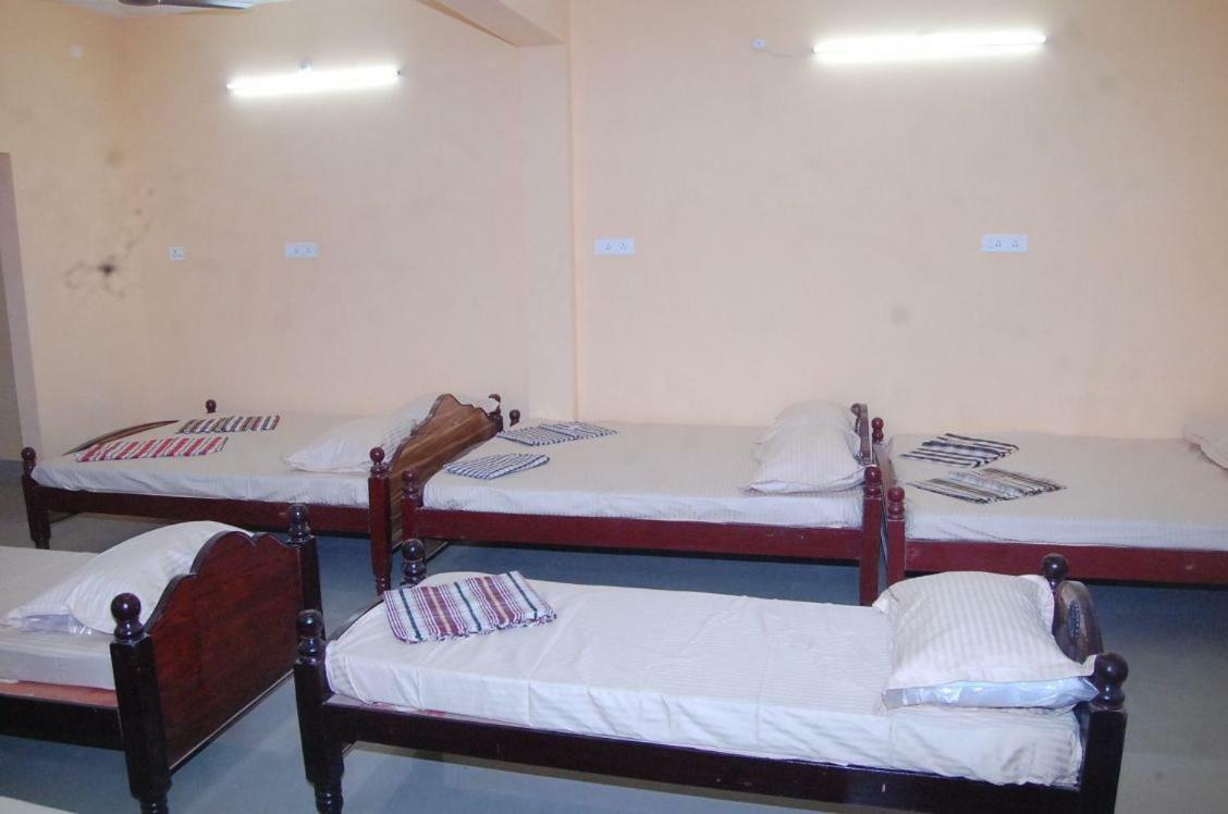 Hotel Lakshmi Illam à Tirukkadaiyur Extérieur photo